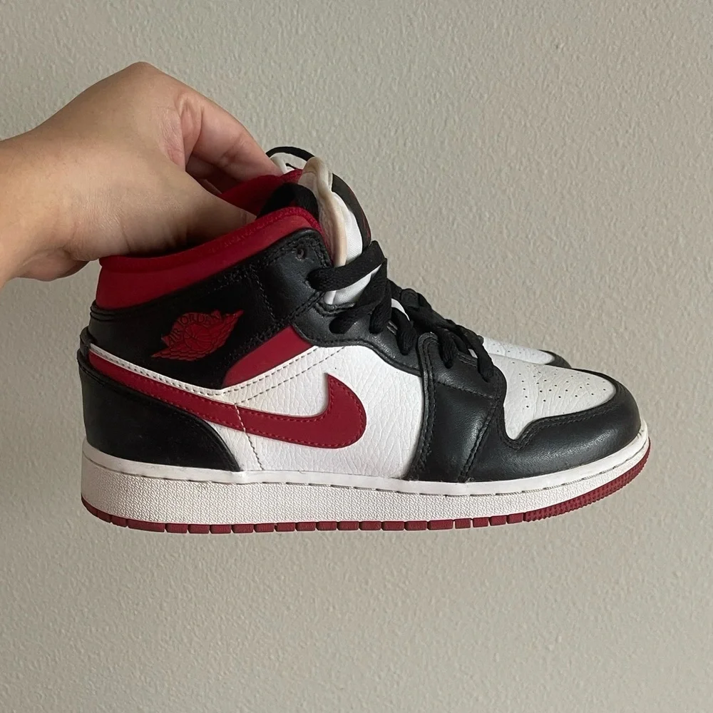 Nike Air Jordan 1 Mid GS Size 4 Youth